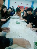土建学院全体师生组织包饺子活动